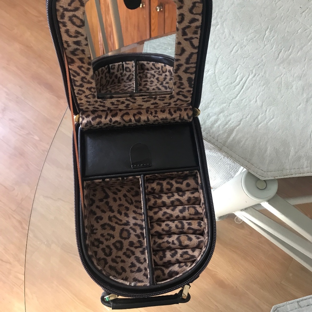 Crocodile Embossed Vegan Leather Jewelry Travel Case. Brown.